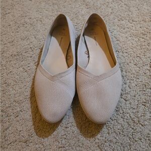 Women's Cream Slip-On Shoes size 10